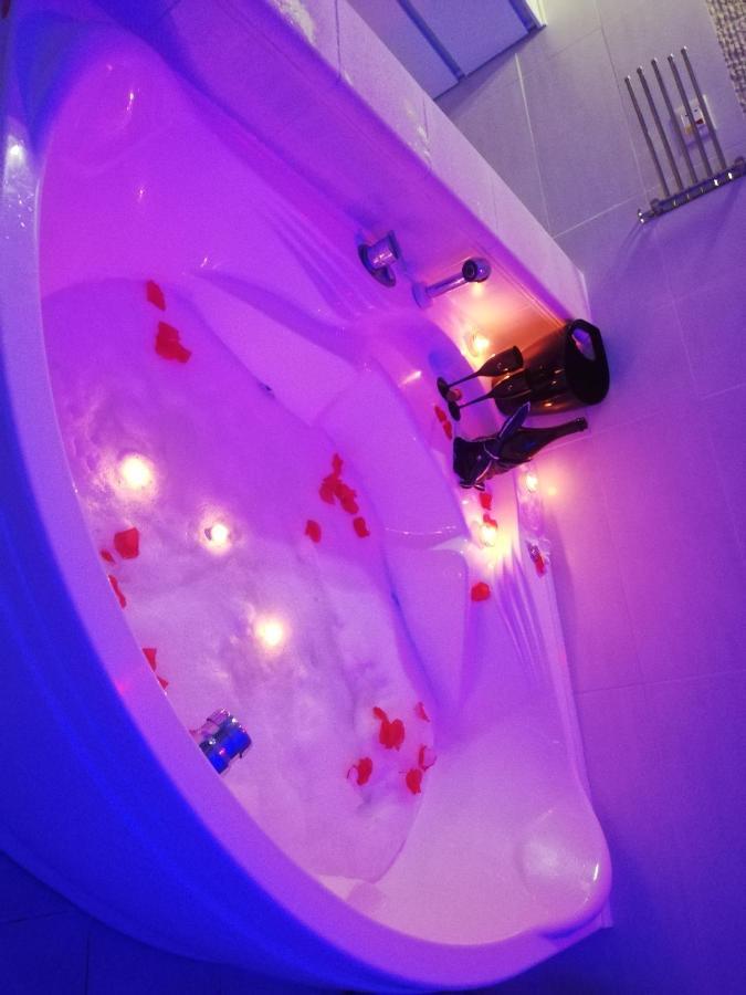 V&M Suite Con Jacuzzi Остуні Екстер'єр фото
