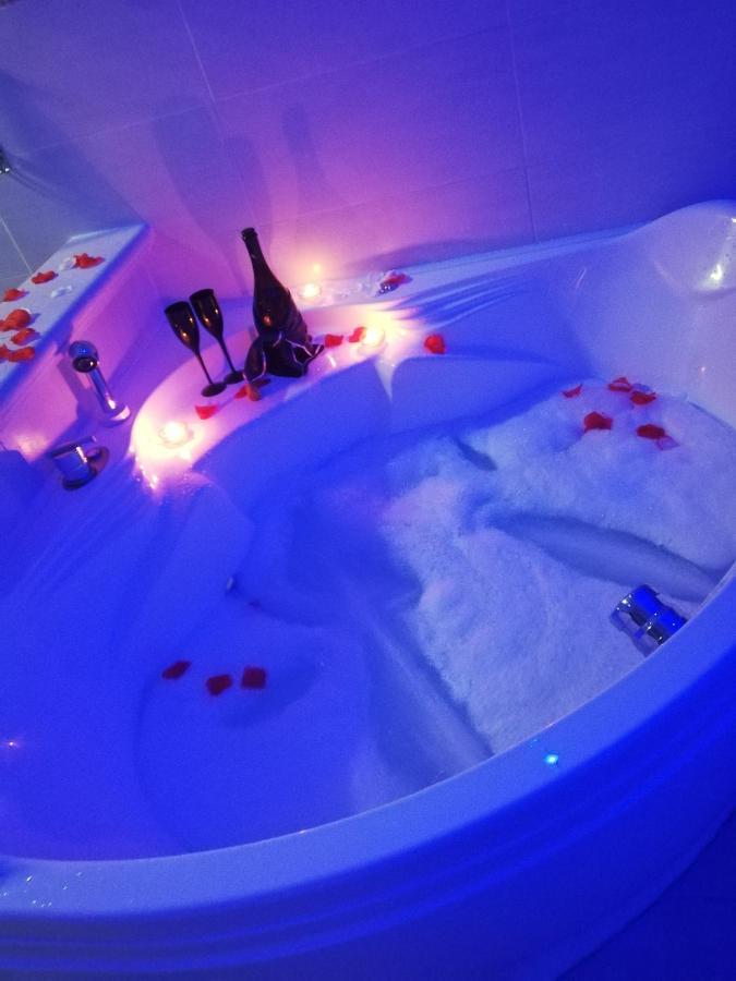 V&M Suite Con Jacuzzi Остуні Екстер'єр фото