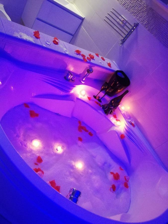 V&M Suite Con Jacuzzi Остуні Екстер'єр фото