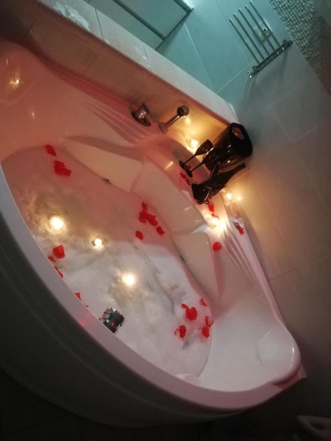 V&M Suite Con Jacuzzi Остуні Екстер'єр фото