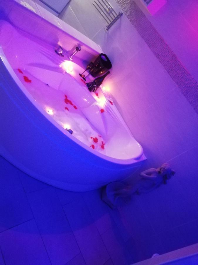 V&M Suite Con Jacuzzi Остуні Екстер'єр фото