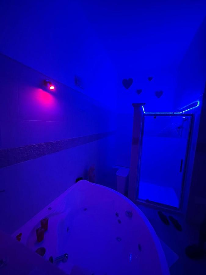 V&M Suite Con Jacuzzi Остуні Екстер'єр фото